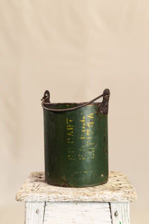 Cubo de hierro con asas