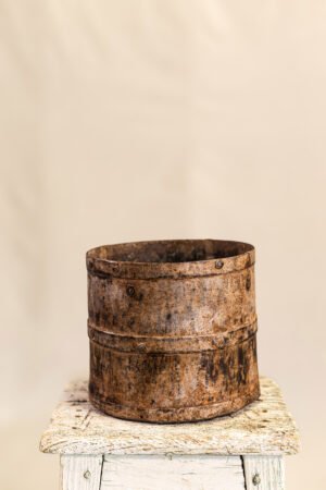 Cubo de hierro y latón