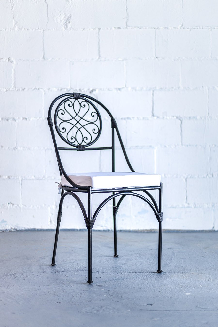 Silla de forja de respaldo redondeado
