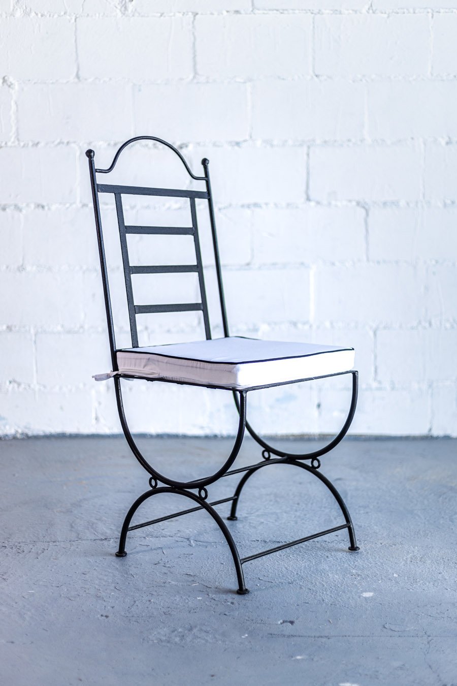 Silla de forja de respaldo cuadrado