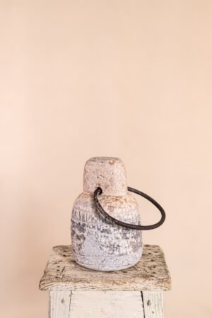 Sujeta puerta de piedra