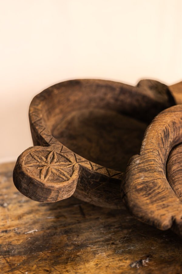 Bandeja antigua de teca con asas  no. 1