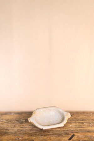 Plato antiguo de mármol