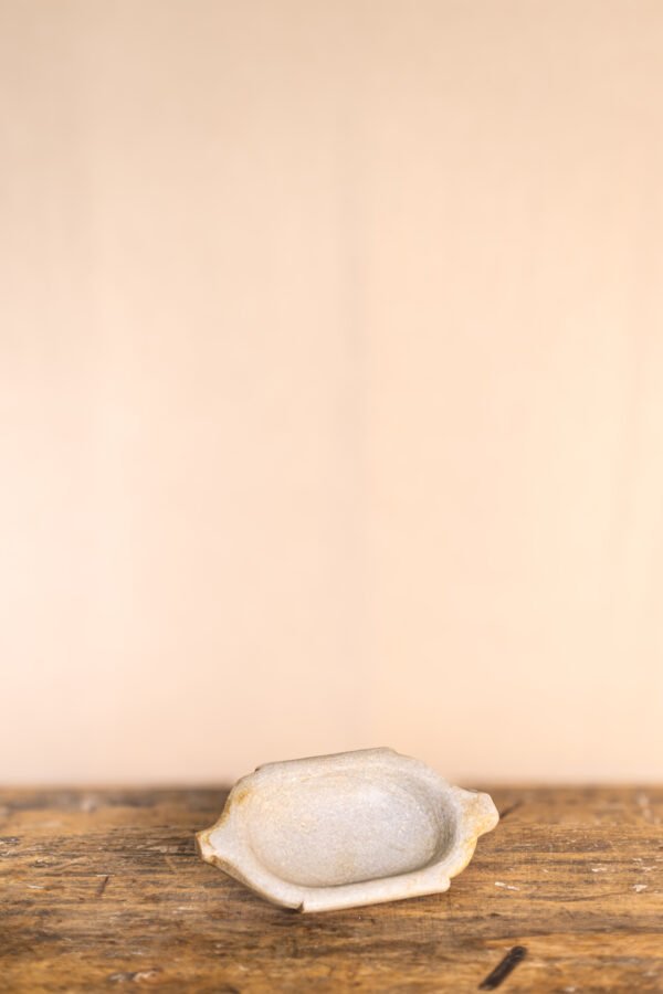 Plato antiguo de mármol